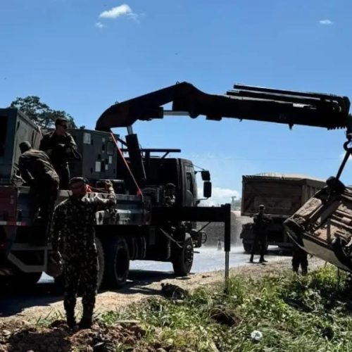 Homem fica ferido em colisão entre carro e carreta na zona rural de Manoel Urbano
