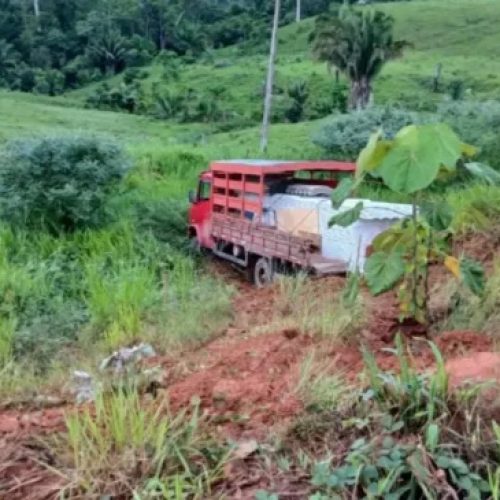 Caminhão sai da pista na BR-364 ao tentar desviar de buraco entre Sena Madureira e Manoel Urbano