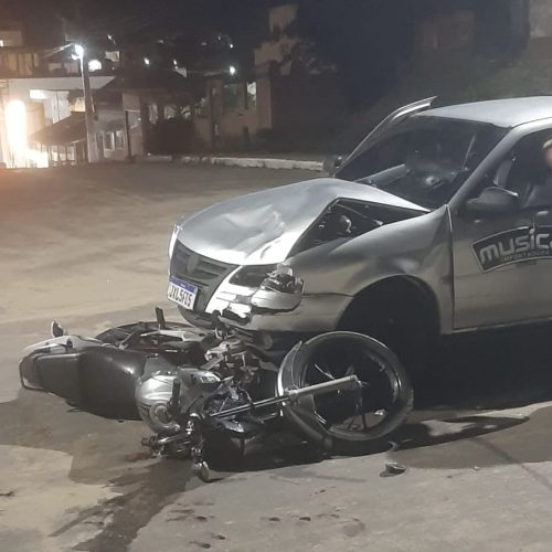 Acidente envolve carro e moto em cruzamento de Cruzeiro do Sul