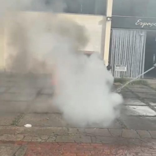 Carro de servidora pega fogo e é destruído em frente à Vigilância em Saúde de Rio Branco