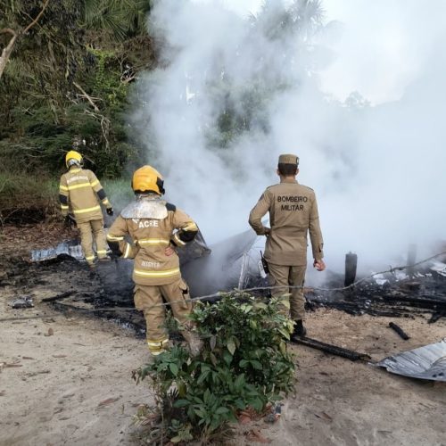 Família que teve casa destruída por incêndio na descida do batoque em Mâncio Lima pede ajuda para recomeçar