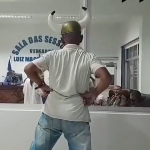 “Cobrança” inusitada: homem com chapéu de corno protesta na Câmara de Cruzeiro do Sul
