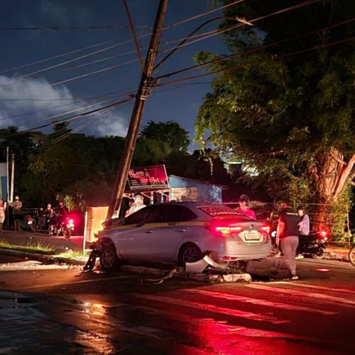 Carro colide contra poste e causa interrupção de energia em Cruzeiro do Sul