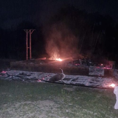 Incêndio destrói residência na BR-307, em Cruzeiro do Sul