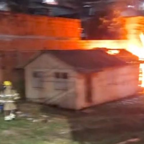 Incêndio em entulho mobiliza Corpo de Bombeiros em Cruzeiro do Sul