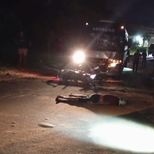 Grave acidente entre motocicleta e micro-ônibus deixa vítima fatal na Estrada Velha do Aeroporto, em Cruzeiro do Sul