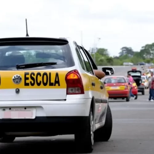 Contran aprova fim de aulas obrigatórias em autoescolas para tirar CNH