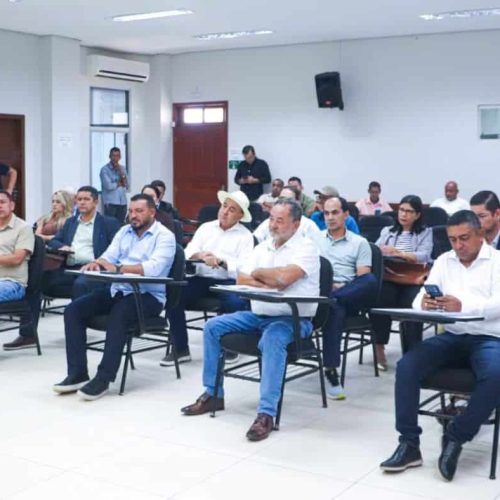 Prefeitos dos 22 municípios do Acre discutem solução conjunta para resíduos sólidos