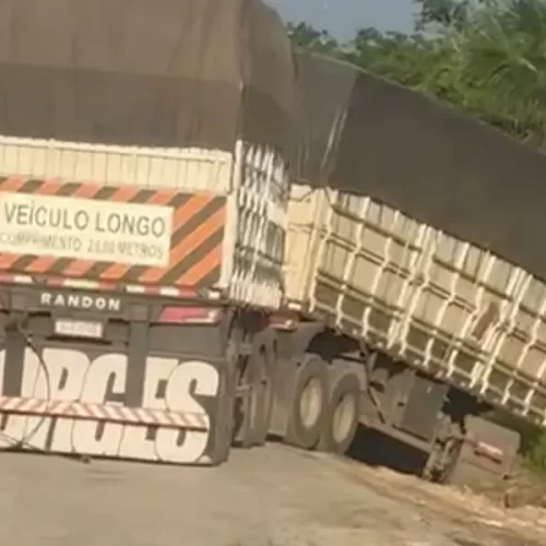 Carreta tenta desviar de buraco e quase tomba na BR-364
