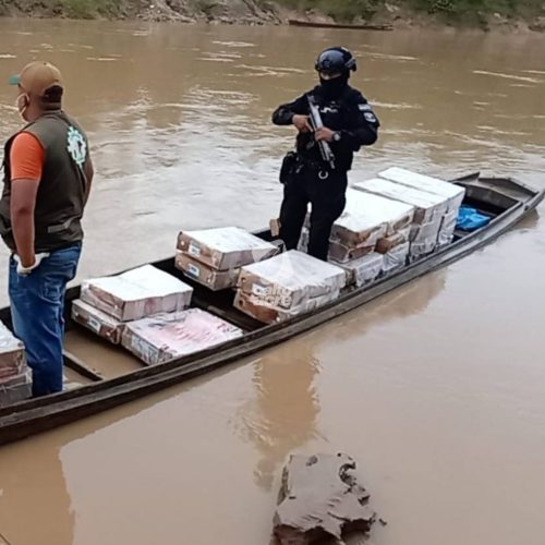 Polícia boliviana apreende 50 caixas de frango contrabandeado em bairro de Cobija