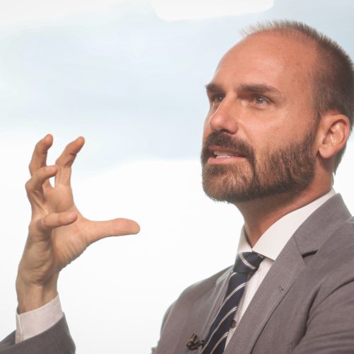 Moraes proíbe Bolsonaro de falar com Eduardo