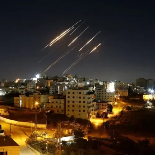 Israel e Irã trocam novos ataques com mísseis durante a noite
