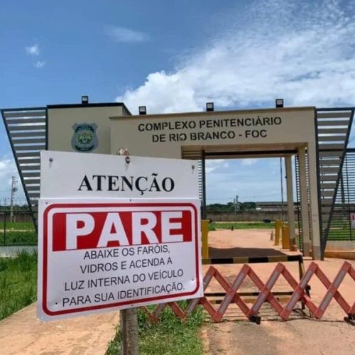 Doze detentos seguem foragidos após duas fugas em massa na capital