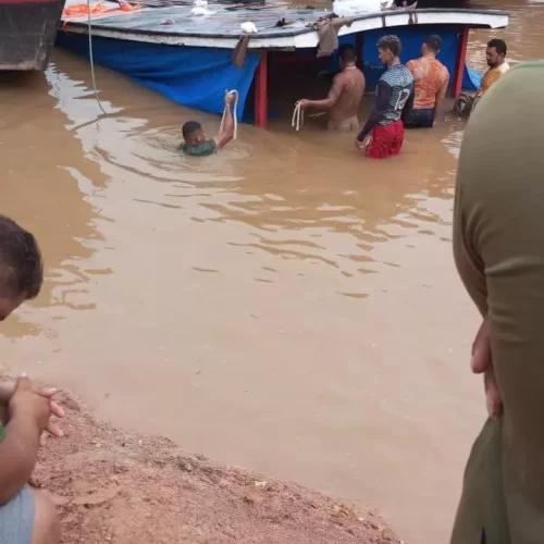 Barco afunda na confluência do Igarapé Diabinho com o Rio Envira, em Feijó