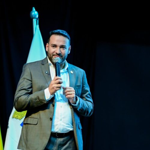 Em discurso, Aberson Carvalho fala sobre inclusão recorde, valorização salarial e entrega de notebooks