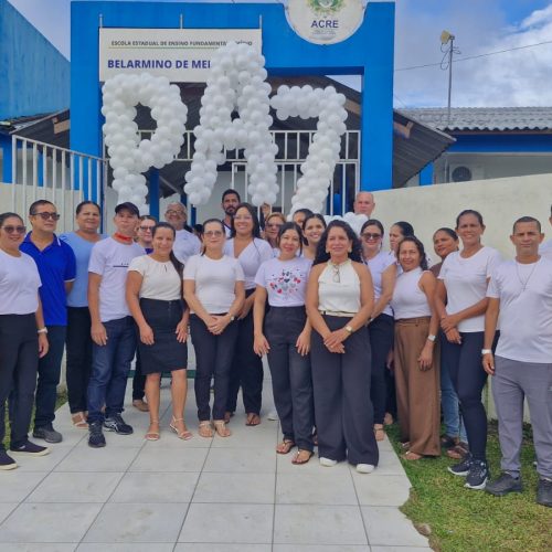 Escola Estadual Belarmino de Mendonça encerra Semana da Convivência com caminhada pela paz
