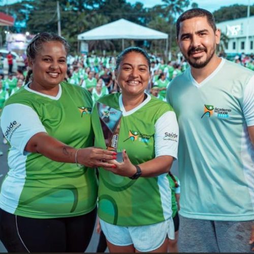 Profª. Kirley é homenageada por sua trajetória e dedicação nos 15 anos da Academia da Saúde