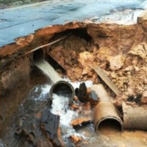 Cratera se abre após forte chuva e via é parcialmente interditada no bairro São Francisco