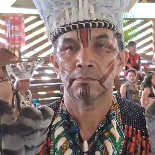 Cacique Joel Puyanawa celebra lançamento nacional da vacinação indígena em Mâncio Lima