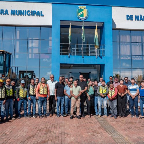 Prefeito Zé Luiz entrega alvarás a mototaxistas e recebe máquina do senador Sérgio Petecão em Mâncio Lima