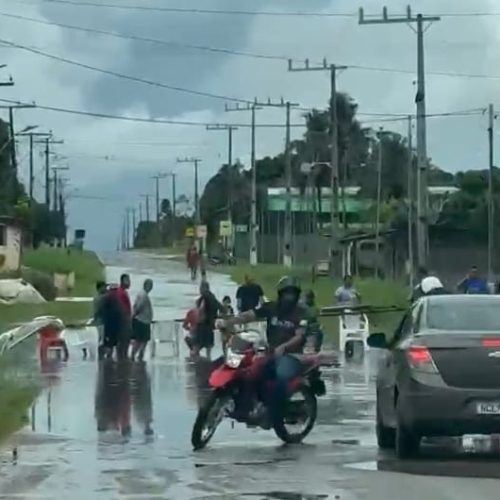 MORADORES DE MÂNCIO LIMA FECHAM AC-405 APÓS ALAGAMENTOS INVADIREM CASAS E ESTRADA