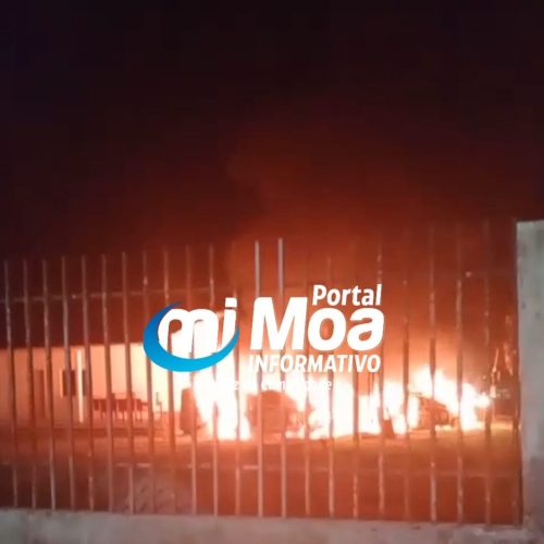 Viaturas fora de uso são destruídas por incêndio em Mâncio Lima
