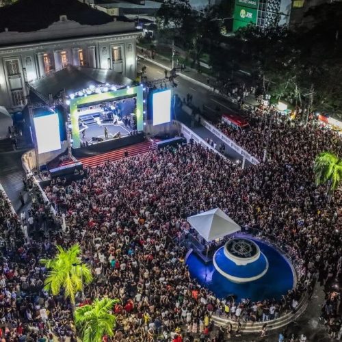 Tierry reúne multidão em frente ao Palácio na Festa do Trabalhador