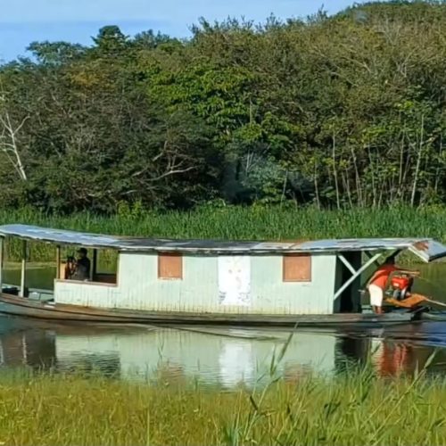 Barco missionário da Paróquia São Francisco de Assis precisa de ajuda após surgirem furos na popa