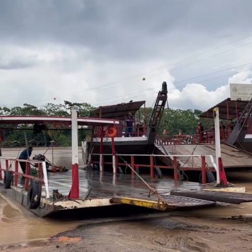 Balsa de grande porte colide com embarcação menor durante atracação no Rio Juruá