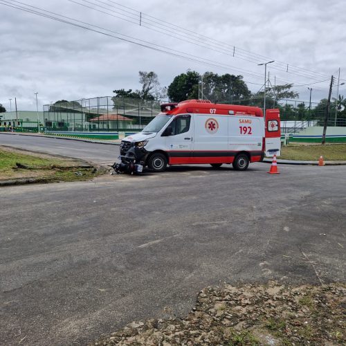 Ambulância do SAMU e motocicleta colidem em cruzamento sem sinalização em Mâncio Lima
