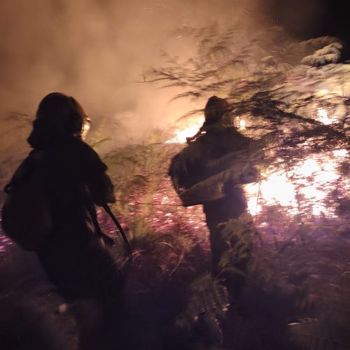 Incêndio de grandes proporções mobiliza bombeiros por mais de cinco horas em Cruzeiro do Sul