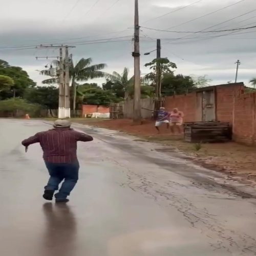 Casal de idosos anima moradores ao dançar com locutor durante divulgação de evento em Rio Branco