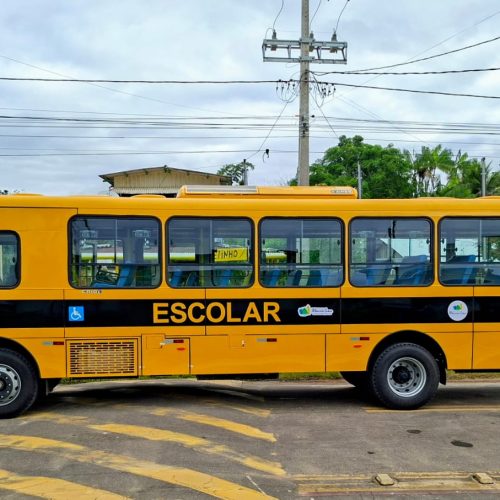 Prefeitura entrega ônibus escolar climatizado com 55 lugares para reforçar transporte dos estudantes