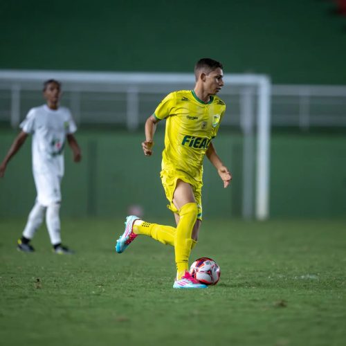 Jovem de Mâncio Lima acerta com o Galvez e inicia sonho no futebol acreano