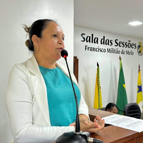 VEREADORA REZIANE BARROS APRESENTA PL QUE GARANTE 2 HORAS DE ABONO PARA PAIS ACOMPANHAREM FILHOS NA ESCOLA