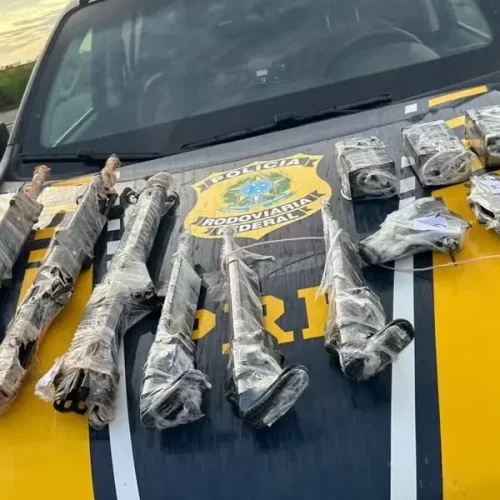 Mulher é presa com três fuzis de alto calibre escondidos em mochilas em rodovia