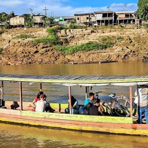 Após desabamento de ponte, governo contrata catraia para fazer travessia em Sena Madureira