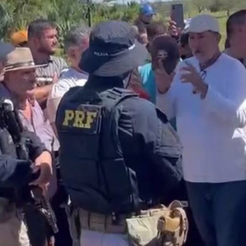 Após bloqueio na BR-364, PRF negocia liberação em Sena Madureira