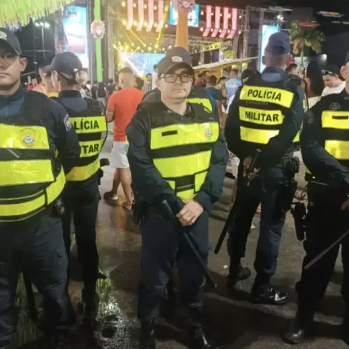 Carnaval na Praça Orleir Cameli ocorre com tranquilidade e reforço na segurança em Cruzeiro do Sul