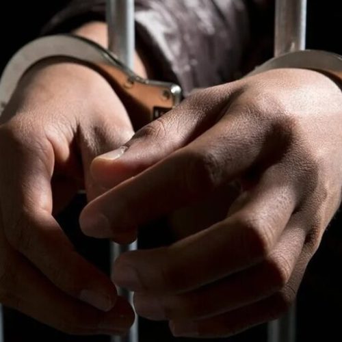 Homem dá soco na mulher após ouvir conversa dela com amigas em festa