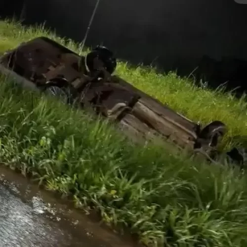 Veículo de funerária sai da pista e capota na estrada do Aeroporto no Acre 