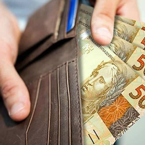 Diferença salarial entre professores efetivos e temporários no Acre é de 14,6%, mostra estudo