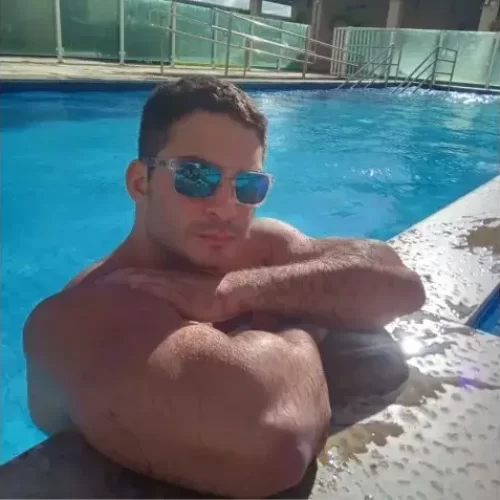 Ex-jogador que deu 60 socos na namorada disse ter “crise de claustrofobia”