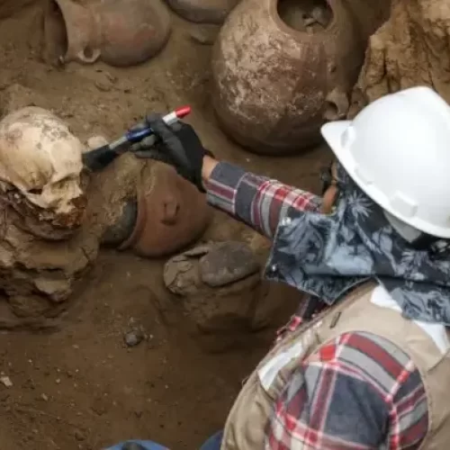 Múmia pré-hispânica é encontrada por operários em Lima