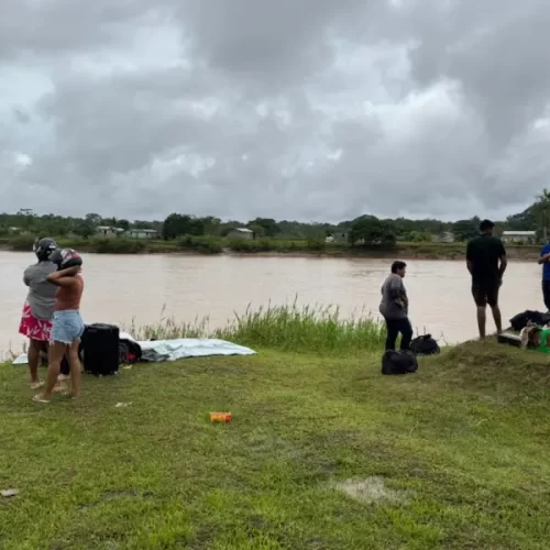 Lancha com cerca de 15 passageiros quase naufraga no Rio Juruá
