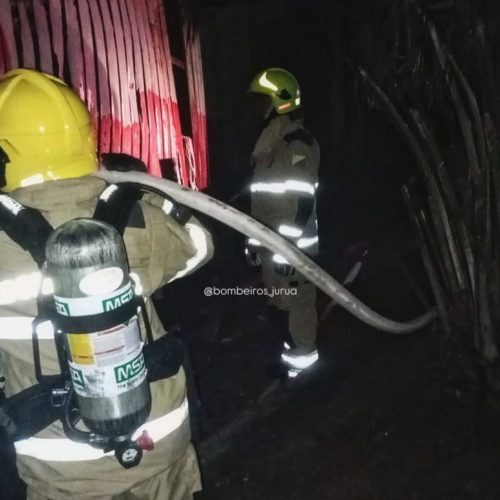 Incêndio atinge residência no centro de Cruzeiro do Sul; ninguém ficou ferido