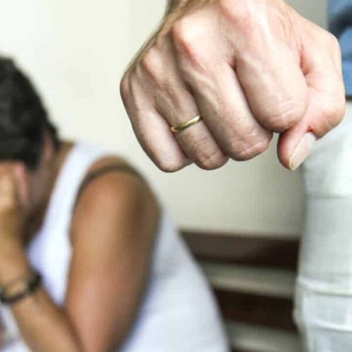 Em Cruzeiro do Sul, marido agride esposa por assoar o nariz e acaba preso