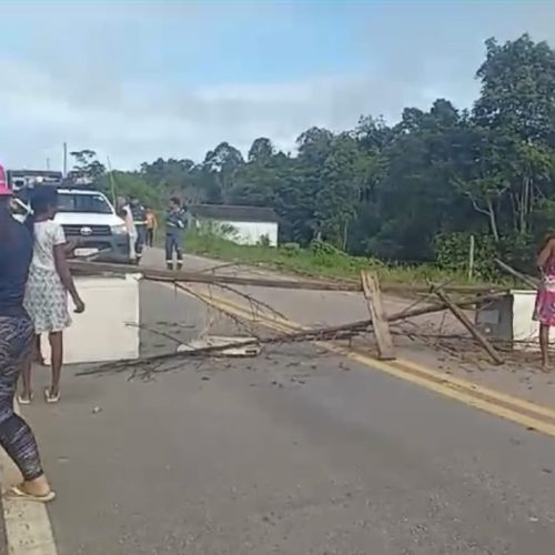 Moradores da Vila Lagoinha em Cruzeiro do Sul fecham BR-364 em protesto por falta de médicos e serviços de saúde