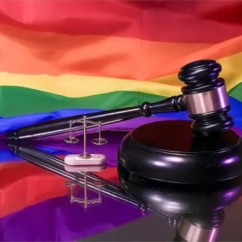 Mulher é condenada por ofensas homofóbicas contra vizinha em Cruzeiro do Sul