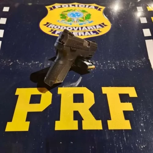 PRF cumpre mandados de prisão e apreende arma na BR-317